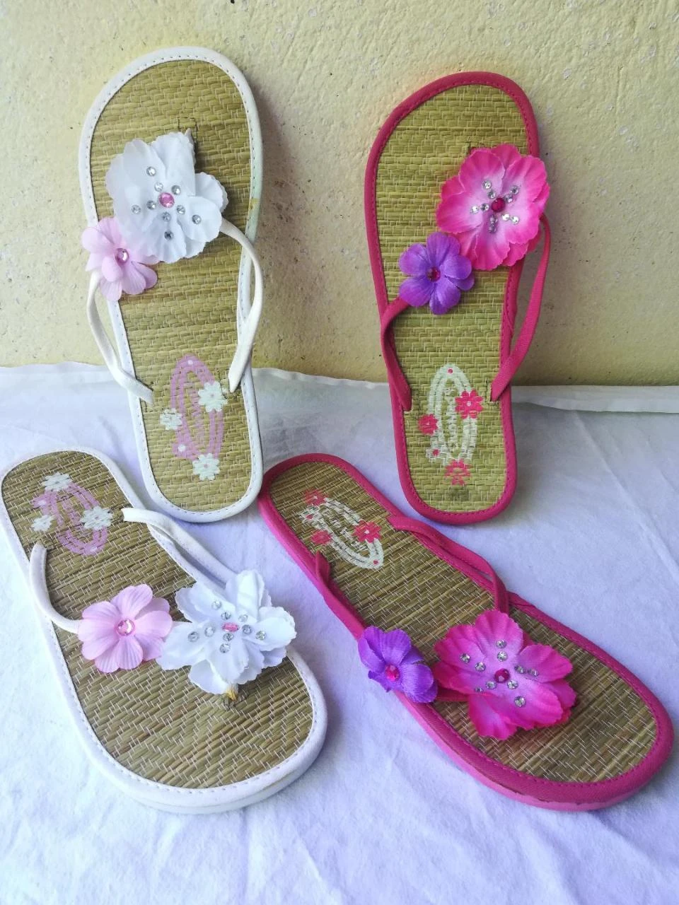 Lot de 2 paires de Tongs à fleurs pointure 40 Blanc (neuve) + Fuchsia